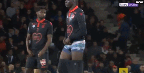 足球国足归化球员表现稳健，获媒体点赞