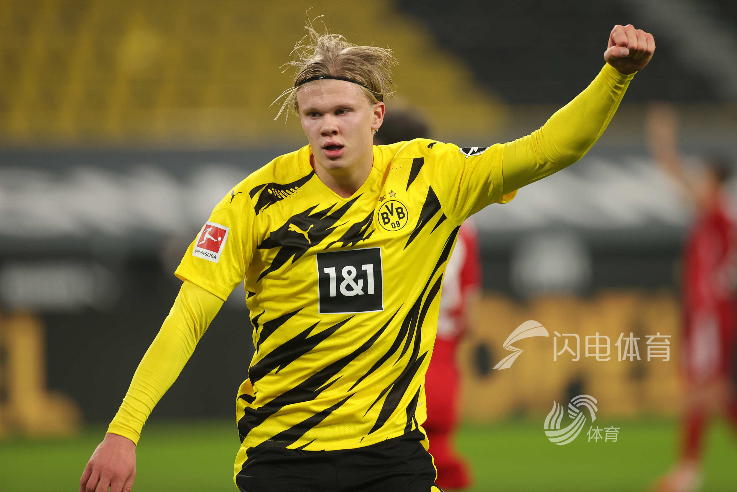 这画面太搞笑！申京快攻传球失误 随后一脸懊悔抱头（笑点拉满！申京快攻传球失手，下一秒抱头自责）