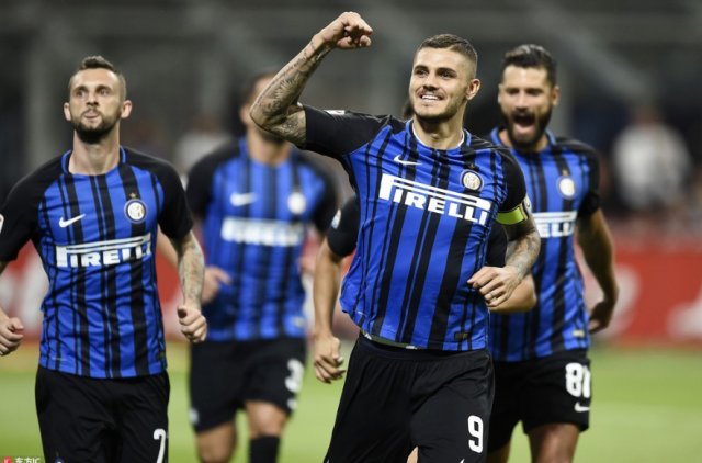 老队友见面，埃泽和奥利塞赛后交换了球衣